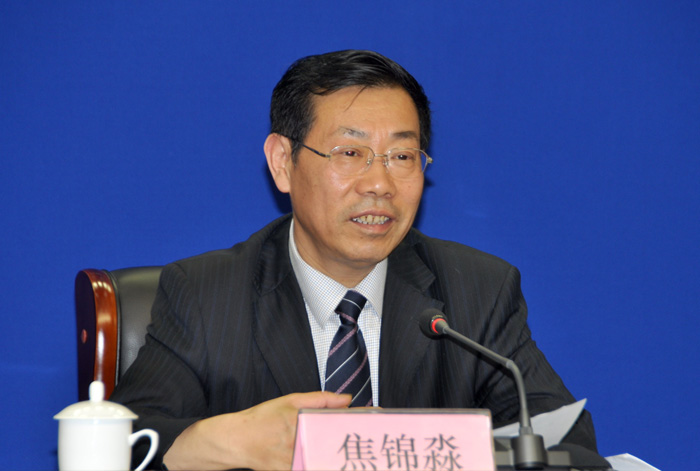 第八屆投洽會(huì)組委會(huì)副秘書長(zhǎng)、辦公室主任、省商務(wù)廳廳長(zhǎng)焦錦淼作新聞發(fā)布并答記者問