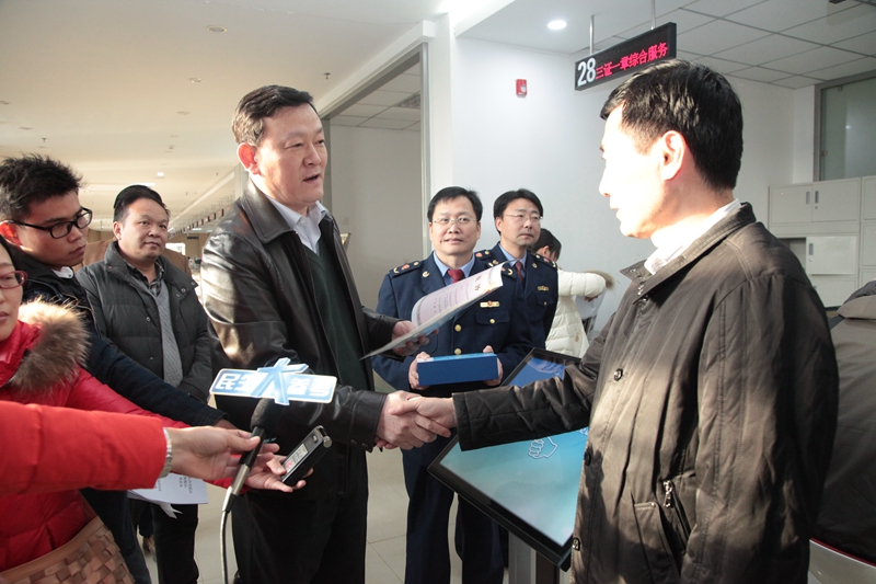 (鄭州市工商局黨組成員、副局長(zhǎng)江洪為企業(yè)頒發(fā)河南省第一份“三證一章”)