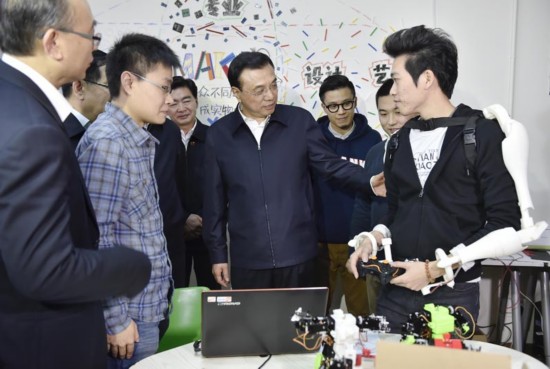 李克強(qiáng)總理見(jiàn)證首家互聯(lián)網(wǎng)銀行第一筆貸款