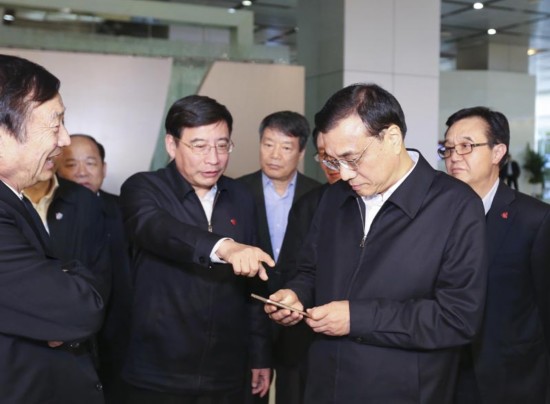 李克強(qiáng)總理見(jiàn)證首家互聯(lián)網(wǎng)銀行第一筆貸款