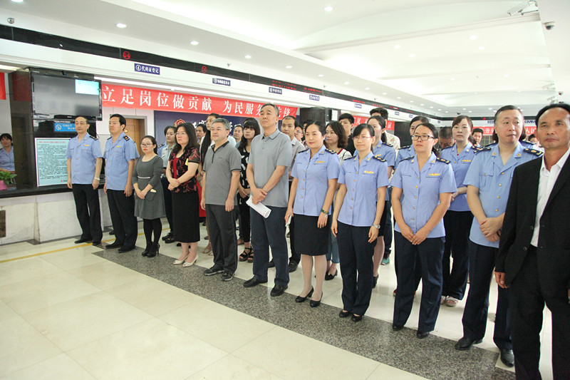 鄭州市工商局頒發(fā)全市首張“三證合一、一照一碼”營業(yè)執(zhí)照