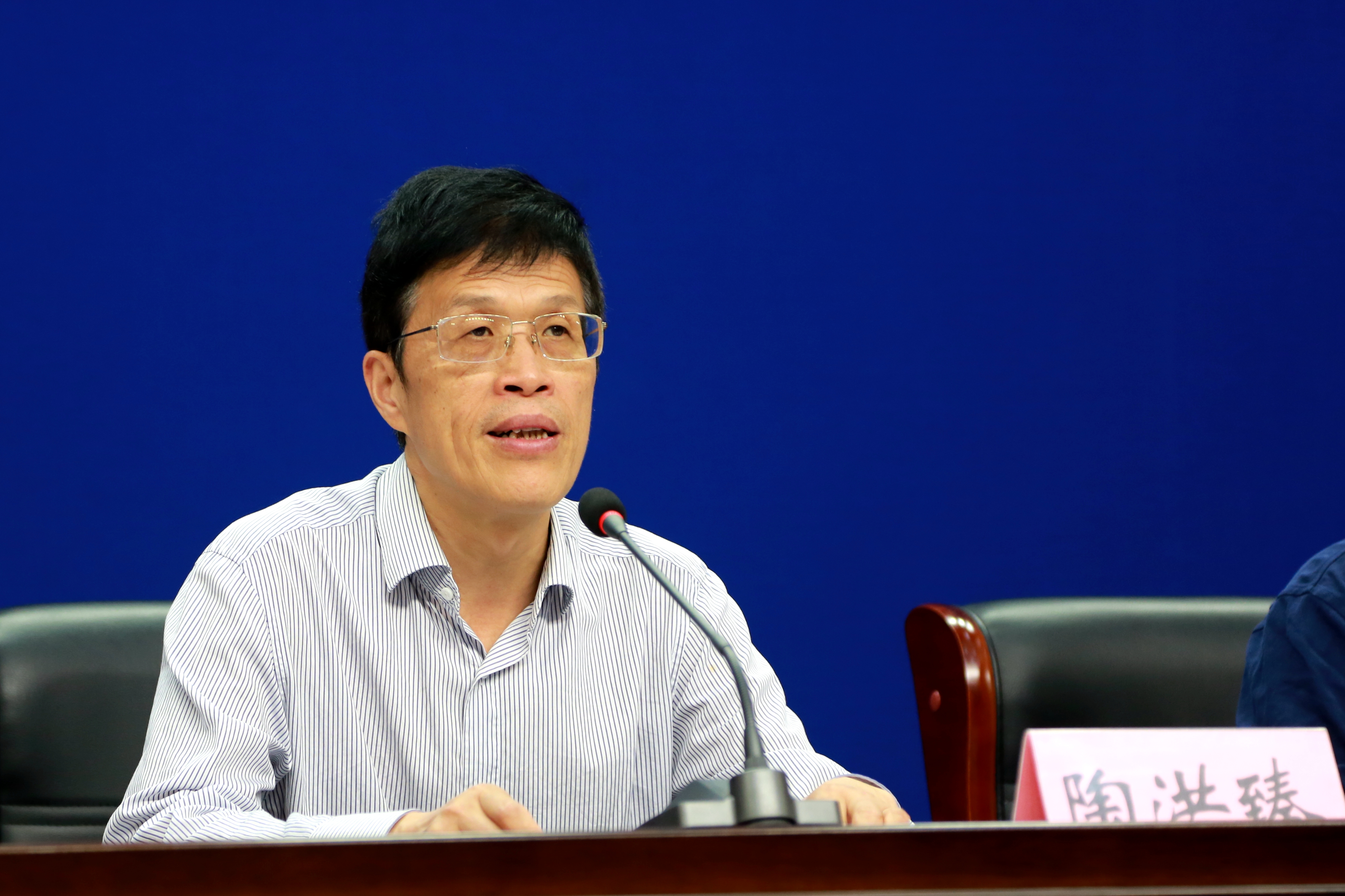 省工商局黨組成員、副局長陶洪臻通報相關情況并回答記者提問