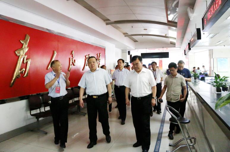 馬林青、劉繼標(biāo)在周口市行政服務(wù)中心了解工商窗口便民服務(wù)情況